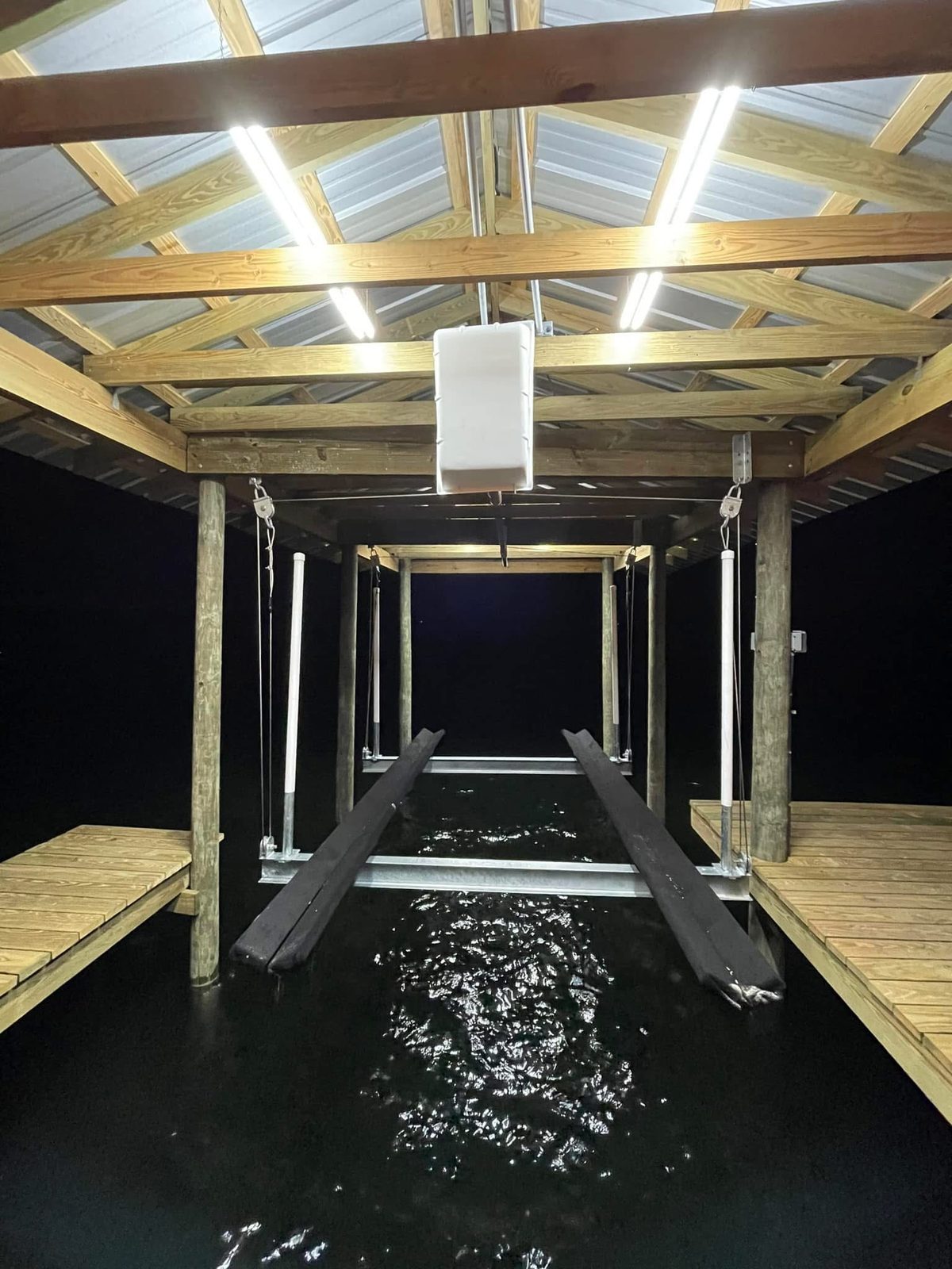Covered dual-arm boat lift